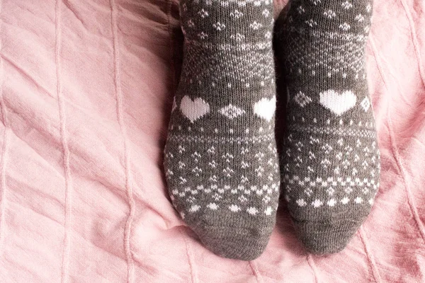 Füße Warmen Socken Auf Der Bettdecke — Stockfoto