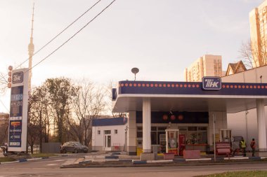 Moskova, Rusya - 2/11/2018: İstasyonu Tnk Moskova'da bir ekran Rosneft markası altında yakıt fiyatlarının yakıt ikmali. Rosneft tüm Tnk refuellings marka için transfer..