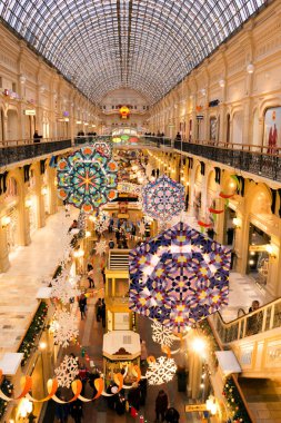 Moskova, Rusya - 06 Aralık 2018: Noel süslemeleri sakız - şehir merkezinde alışveriş merkezi.