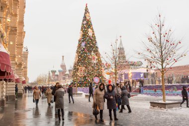 Moskova, Rusya - 06 Aralık 2018: İnsanlar yürüyüş yakınındaki sakız mağazada Moskova Kızıl Meydanı'nda