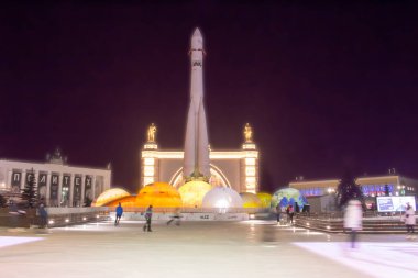 Moskova, Rusya - 16 Aralık 2018: Pavilion Cosmos VDKNh Park yakınındaki kış gecesi buz pateni insanlar.