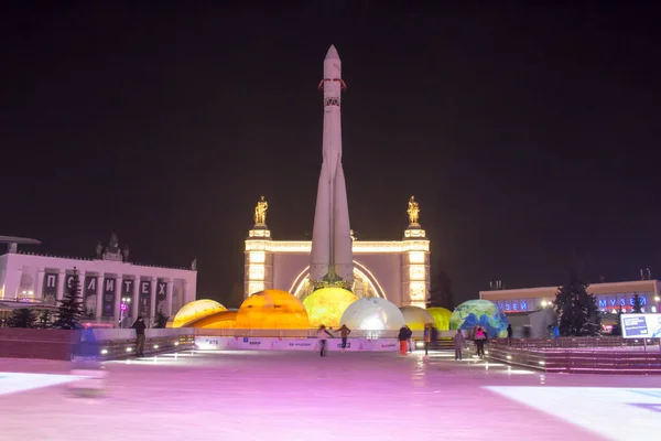 Moscú Rusia Diciembre 2018 Gente Patinando Cerca Del Pavilion Cosmos — Foto de Stock