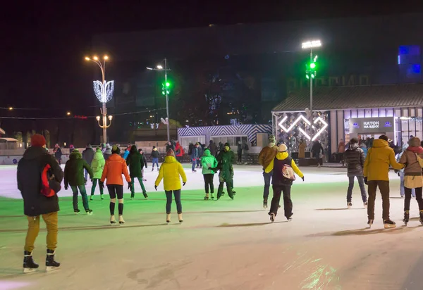 Москва Россия Декабря 2018 Года Люди Катаются Коньках Возле Космоса — стоковое фото