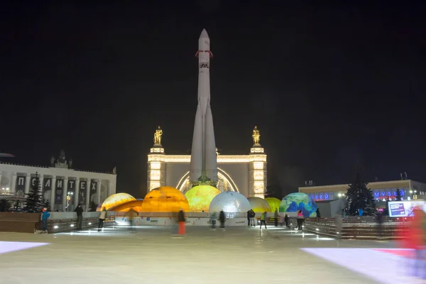 Moscú Rusia Diciembre 2018 Gente Patinando Cerca Del Pavilion Cosmos —  Fotos de Stock