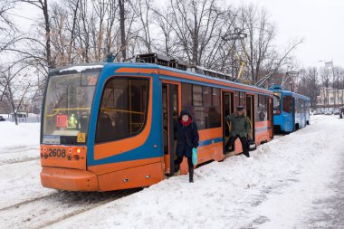 Rusya, Moskova, 28 Ocak 2019: Sokolniki bölgesi. Yoğun kar yağışı, Moskova. Tramvay durağında sürüklenir. Yolcu tramvay rüzgârla oluşan kar yığını içinde bırakın..