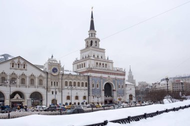 Rusya, Moskova, 28 Ocak 2019: Komsomolskaya Meydanı. Kış ve Moscow.Kazansky tren istasyonunda yoğun kar yağışı.