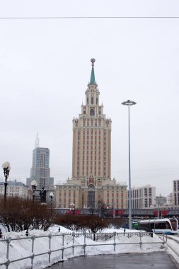 Rusya, Moskova, 28 Ocak 2019: Komsomolskaya Meydanı. Moskova 'da kış ve yoğun kar yağışı.
