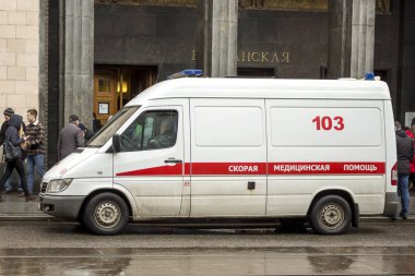 Rusya, Moskova, 22 Mart 2019: sokakta bekleyen ambulans