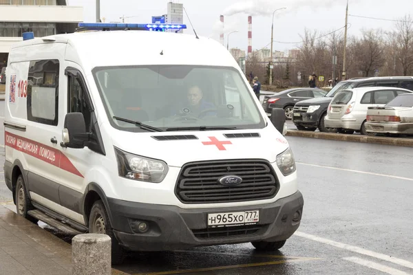 Rusya Moskova Mart 2019 Sokakta Bekleyen Ambulans — Stok fotoğraf