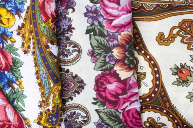 Sergiev Posad, Rusya: 02 Mayıs 2018. Rus Halk Pavlov Posad şallar closeup Hediyelik eşya pazarında dokuma. Stoles Rus Halk desenleri ile