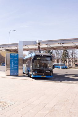 Moskova, Rusya, 11 Nisan 2019: Şarj istasyonunda şarj edilen elektrikli otobüs şarj sırasında. Moskova, Vdnh'de otobüs durağı
