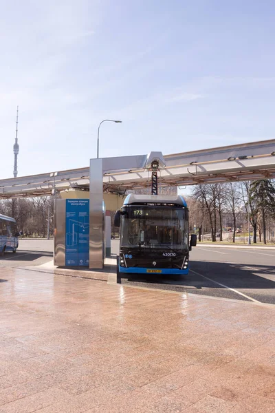 Moscou Rússia Abril 2019 Ônibus Elétrico Estação Carregamento Momento Recarga — Fotografia de Stock