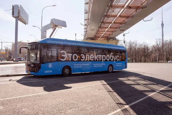 Moskova, Rusya, 11 Nisan 2019: Şarj istasyonunda şarj edilen elektrikli otobüs şarj sırasında. Moskova, Vdnh'de otobüs durağı
