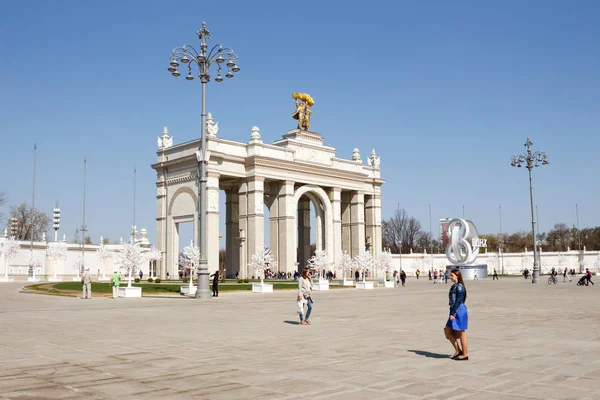 Rosja Moscow Kwietnia 2019 Vdnh Park Główne Wejście Świąteczna Dekoracja — Zdjęcie stockowe