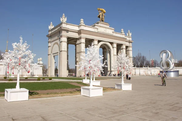 Rosja Moscow Kwietnia 2019 Vdnh Park Główne Wejście Świąteczna Dekoracja — Zdjęcie stockowe