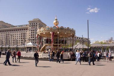 Rusya, Moskova, 29 Nisan 2019: Paskalya şenlikli dekorasyon ve çocuk atlıkarıncası, Devrim meydanı.