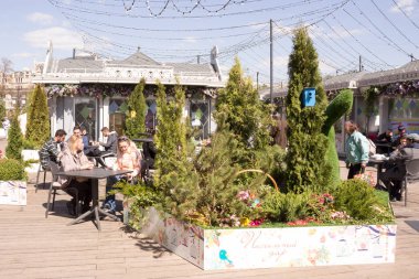 Rusya, Moskova, 29 Nisan 2019: Moskova sokaklarında Paskalya süslemeleri. Devrim meydanı. Adil, Çarşı. İnsanlar Hediyelik Eşya, yiyecek, içecek satın alır, rahatlar..