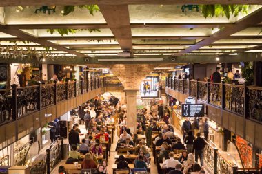 Rusya, Moskova, 18 Nisan 2019: Rozhdestvensky Bulvarı'ndaki Merkez Pazar. Iç