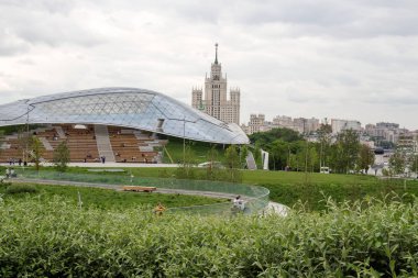 Rusya, Moskova - 15 Mayıs 2019: Peyzaj Parkı Zaryadye.Kırmızı kare ve Kremlin yakınında bulunan. Park, Rusya'nın bölgelerinin doğal manzaralarını sergiliyor
