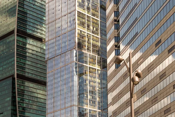 Modern bir ofis binasının cam cephesi. Ofis hücreleri. Kentsel peyzaj, doku.