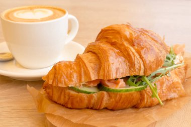 Cappuccino ve kruvasan karmaşık bir dolgu ile, Kahvaltı, öğle yemeği