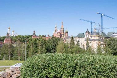 Moskova, Rusya, 05 Haziran 2019: Peyzaj Park Zaryadye. kırmızı kare ve Kremlin yakınında yer. Park Rusya bölgelerinin doğal manzaralar görüntüler