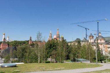 Moskova, Rusya, 05 Haziran 2019: Peyzaj Park Zaryadye. kırmızı kare ve Kremlin yakınında yer. Park Rusya bölgelerinin doğal manzaralar görüntüler