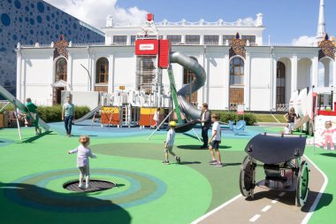 Rusya, Moskova, 02 Temmuz. 2019: Oyun Alanı Neftegrad, petrol üretimi temasıyla stilize edildi