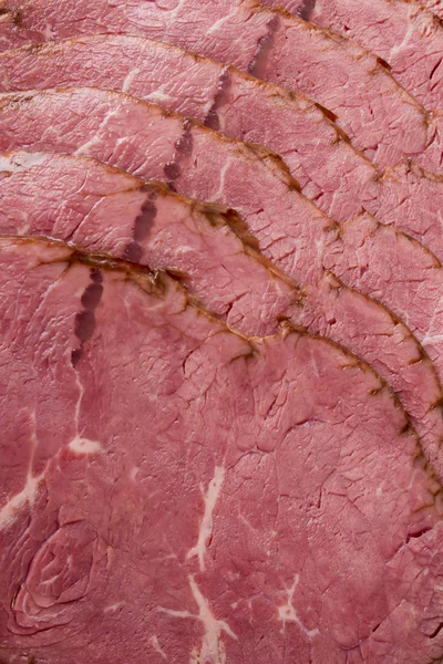 Rindfleisch in Scheiben geschnitten zum Servieren — Stockfoto