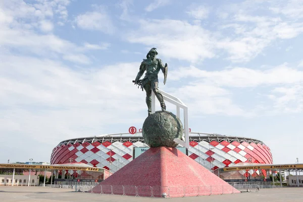 俄罗斯 莫斯科 7月1日 2019 角斗士竞技场Patraka的雕塑关于 足球俱乐部体育场 斯巴达克 — 图库照片