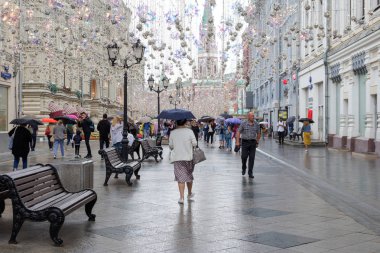 Rusya, Moskova, Nikolskaya sokak, bir summr yağmurlu bir gün