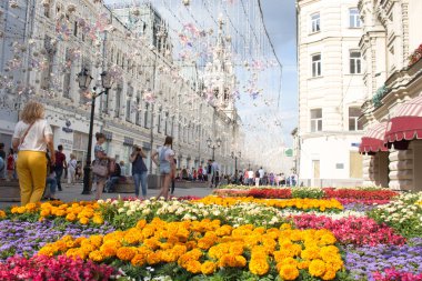 Rusya, Moskova, 26.07.2019: Nikolskaya caddesi, bir summr günü
