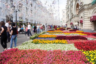 Rusya, Moskova, 26.07.2019: Nikolskaya caddesi, bir summr yağmurlu gün