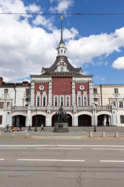 Moskova, Rusya - 27 Nisan 2018: Anıt Moskova'da Rus Demiryolları Kazansky tren garının yakınında yaratıcıları için