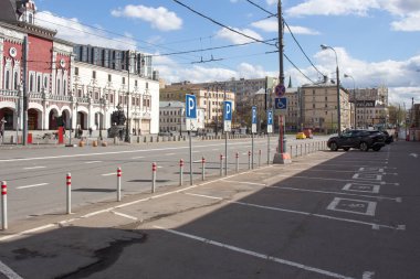 Moskova, Rusya - 27 Nisan 2018: Kazansky tren istasyonu. arabalar için park