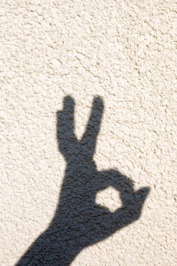 Işık duvarındaki bir elin gölgesi. Serbest el gölgesi. Ok işareti
