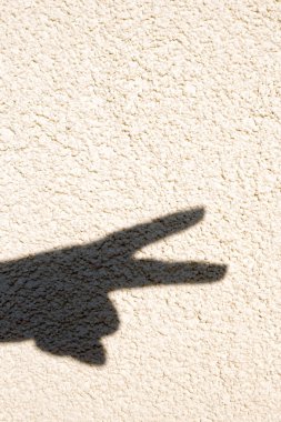 Işık duvarındaki bir elin gölgesi. Serbest el gölge. 