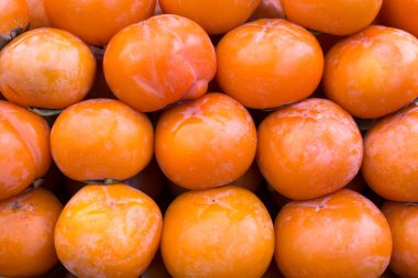 Taze hurma ile turuncu arka plan