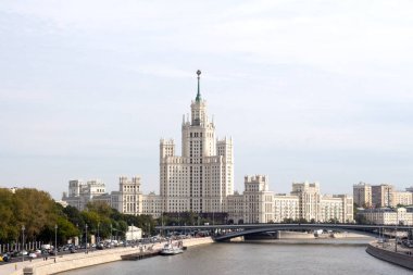 Rusya, Moskova. Nehir manzaralı Zaryadye Parkı Panoraması ve Stalin gökdelenleri. Yaz günü.