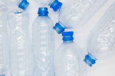 Beyaz arka planda kullanılmış plastik şişeler. Plastik ve doğadaki diğer çözülemeyen atıklar tarafından çevre kirliliği sorunu kavramı.
