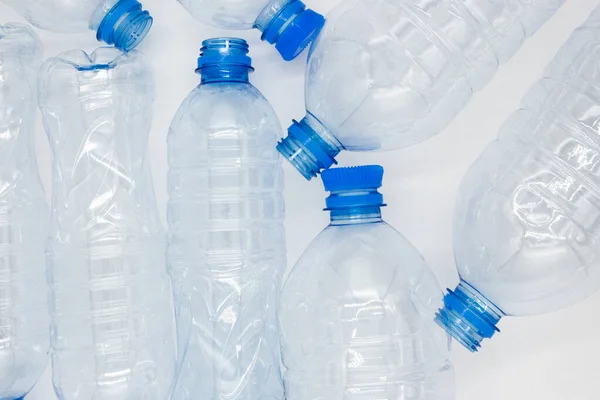 Puste Używane Plastikowe Butelki Białym Tle Koncepcja Problemu Zanieczyszczenia Środowiska — Zdjęcie stockowe