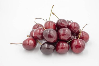 Beyaz arka planda olgun tatlı kirazlar