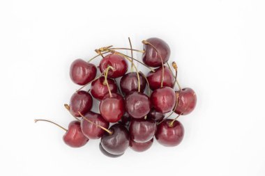 Beyaz arka planda olgun tatlı kirazlar