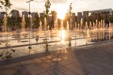 Rusya, Moskova - 06 Temmuz 2020: Khodynka alanı, Park ve yerleşim alanı. Yaz günbatımında çeşme
