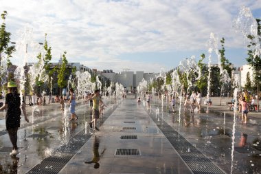 Rusya, Moskova - 06 Temmuz 2020: Khodynka alanı, Park ve yerleşim alanı. Yaz günü çeşme.
