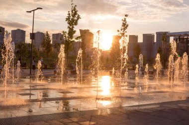 Rusya, Moskova - 06 Temmuz 2020: Khodynka alanı, Park ve yerleşim alanı. Yaz günbatımında çeşme
