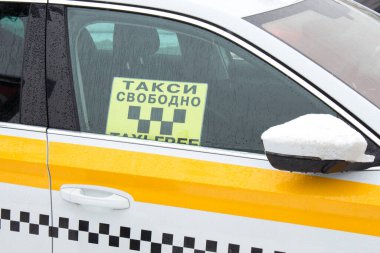 Rusya, Moskova, 28 Ocak 2019: Park halindeki taksi, taksi yok. Karlı kış günü