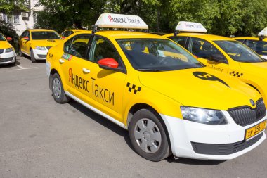 Moskova, Rusya, Haziran 09, 2018: Otoparktaki üç sarı taksi