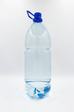 Beyaz arka planda tam plastik su şişesi