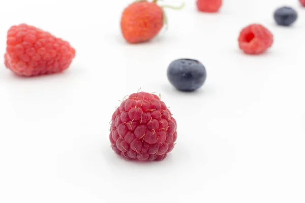 Heerlijke Zomerbessen Bosbessen Aardbeien Frambozen Een Witte Achtergrond Close — Stockfoto